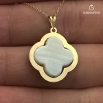 آویز-طلای-ونکلیف-با-صدف